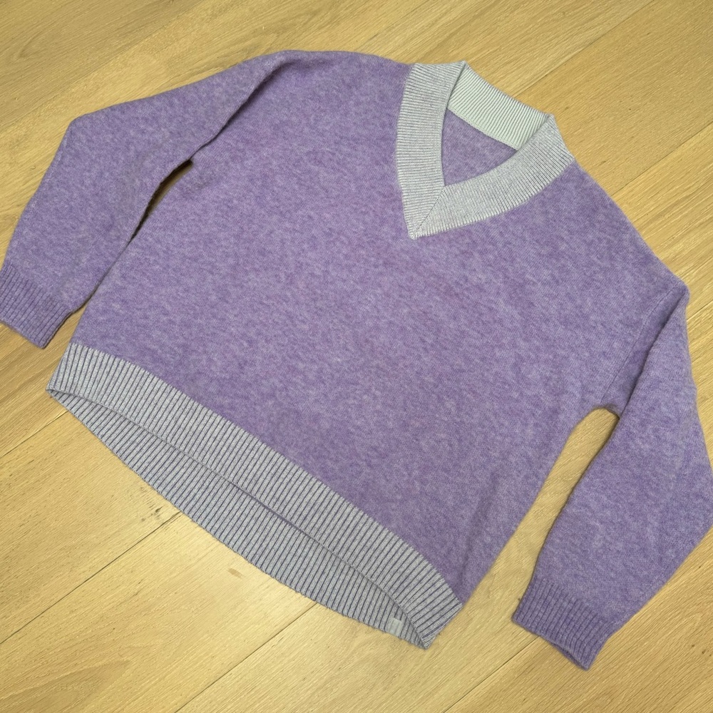Lululemon V-Neck Women's Sweater